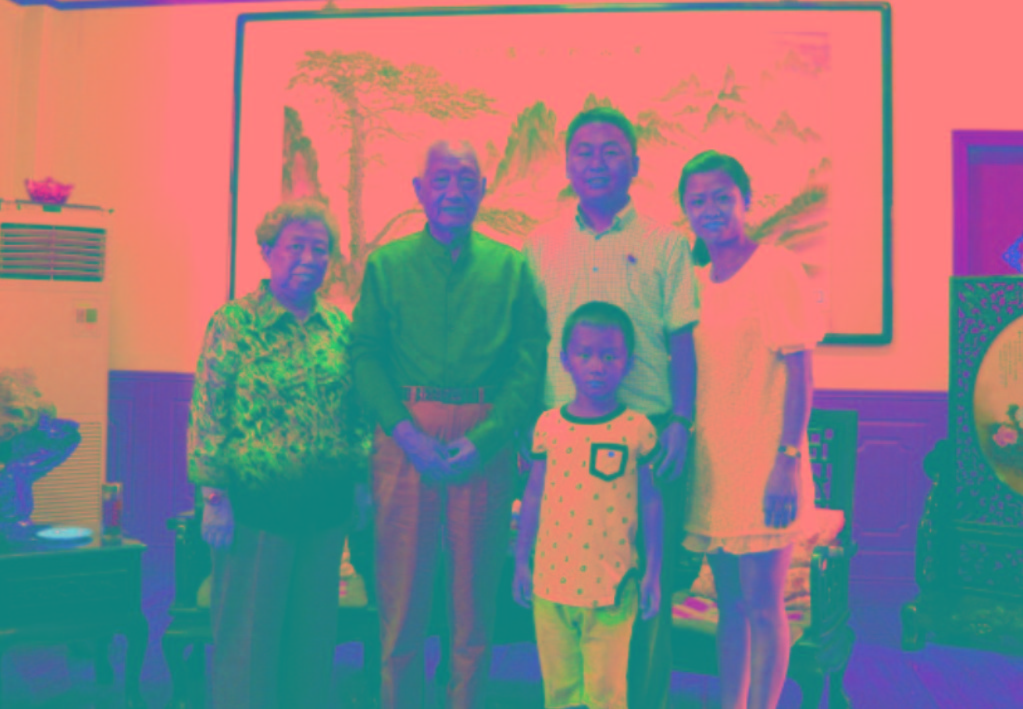 與原南京軍區(qū)政委方祖岐上將夫婦合影留念。