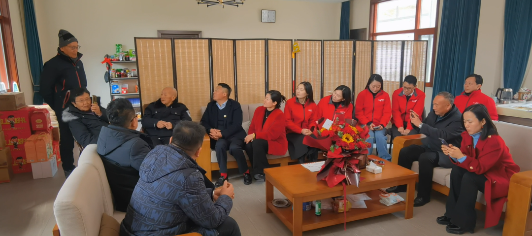 昊東公司一行看望胡正先老紅軍，聆聽那段可歌可泣的英雄歷史